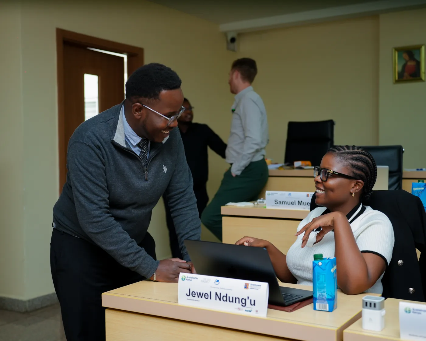 An intern and mentor in conversation during the programme